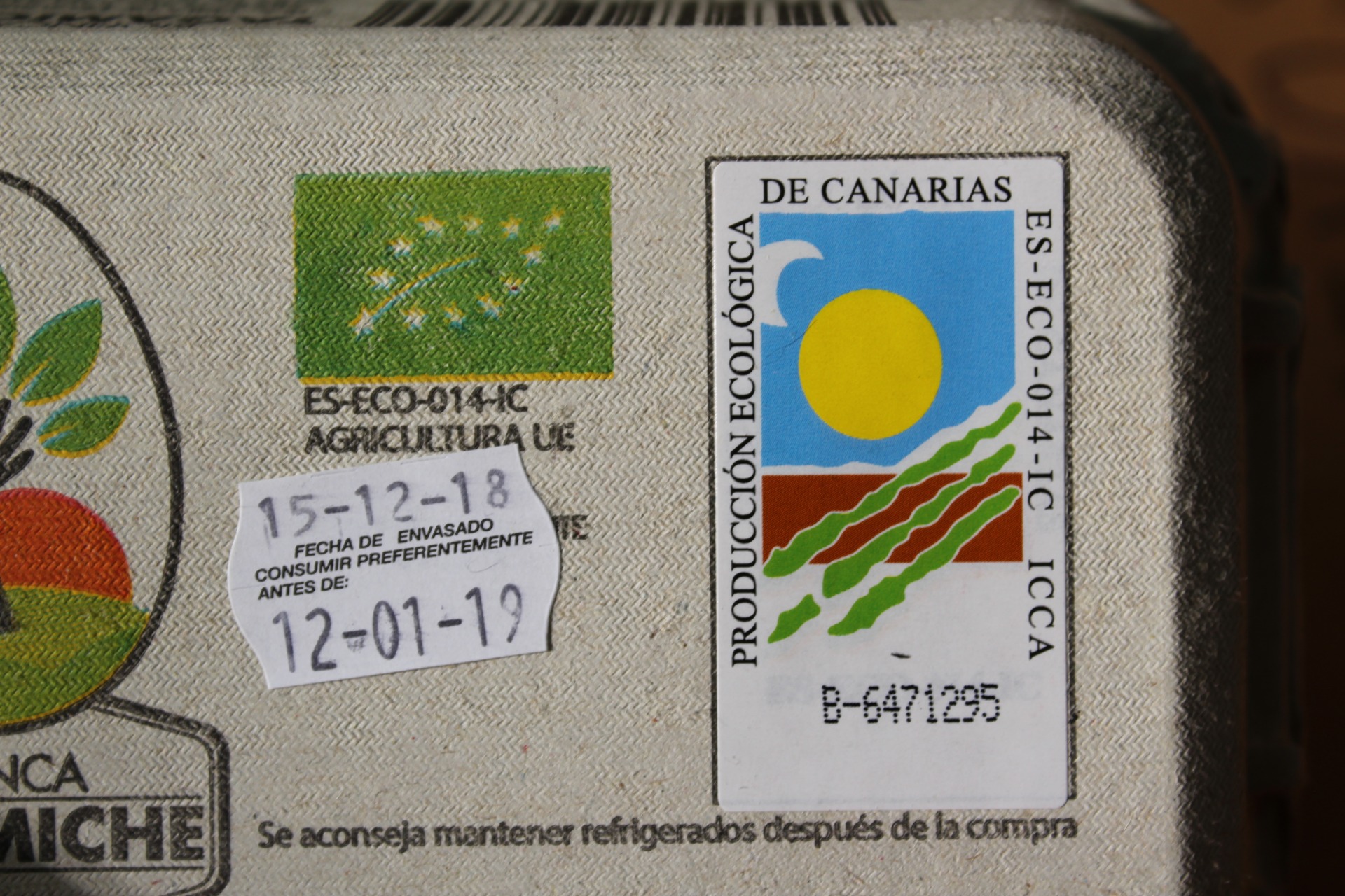 La etiqueta verde indica que los huevos son ecológicos. La de la derecha, que son canarios. Foto: LGE.
